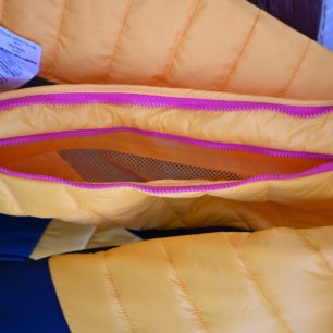 Detail veliké kapsy dámské zateplovací bundy NORTHFINDER OPALENA