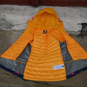 Pohled na střih a jednotlivé panely bundy NORTHFINDER OPALENA