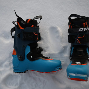 Čelní a boční pohled na model skialpových boty Dynafit TLT X