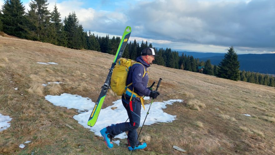 Skialpové boty Dynafit TLT X byly testovány i při hledání sněhu a chůzi