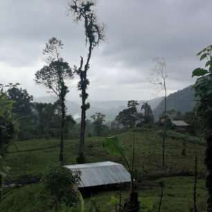 Horská oblast s políčky a plantážemi na Kostarice.
