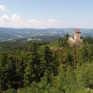 Hrad Kašperk, jeden z klenotů Šumavy, byl založen Karlem IV. ve 14. století (foto: archiv JCCR a Plzeňského kraje).