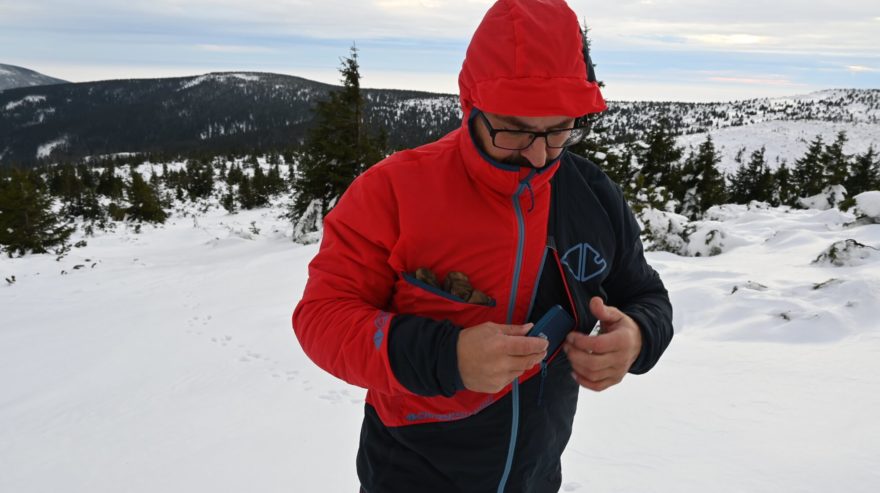 Druhá hrudní kapsa je zateplená a tak zajišťuje telefonu ochranu před mrazem - CRAZY JACKET VIPER MAN