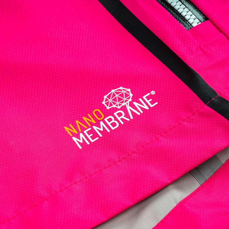 Revoluční technologie nanovlákenné membrány od české firmy Nanomembrane vyniká jedinečným poměrem nepromokavosti a mimořádně vysoké prodyšnosti.