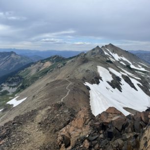 Goat Rocks, jeden z nejhezčích hřebenů na celé trase. Pacific Crest Trail, Washington, USA.