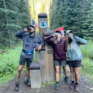 Severní monument (terminus) na hranici USA a Kanady. Oslavujeme konec této cesty. Pacific Crest Trail, Washington, USA.