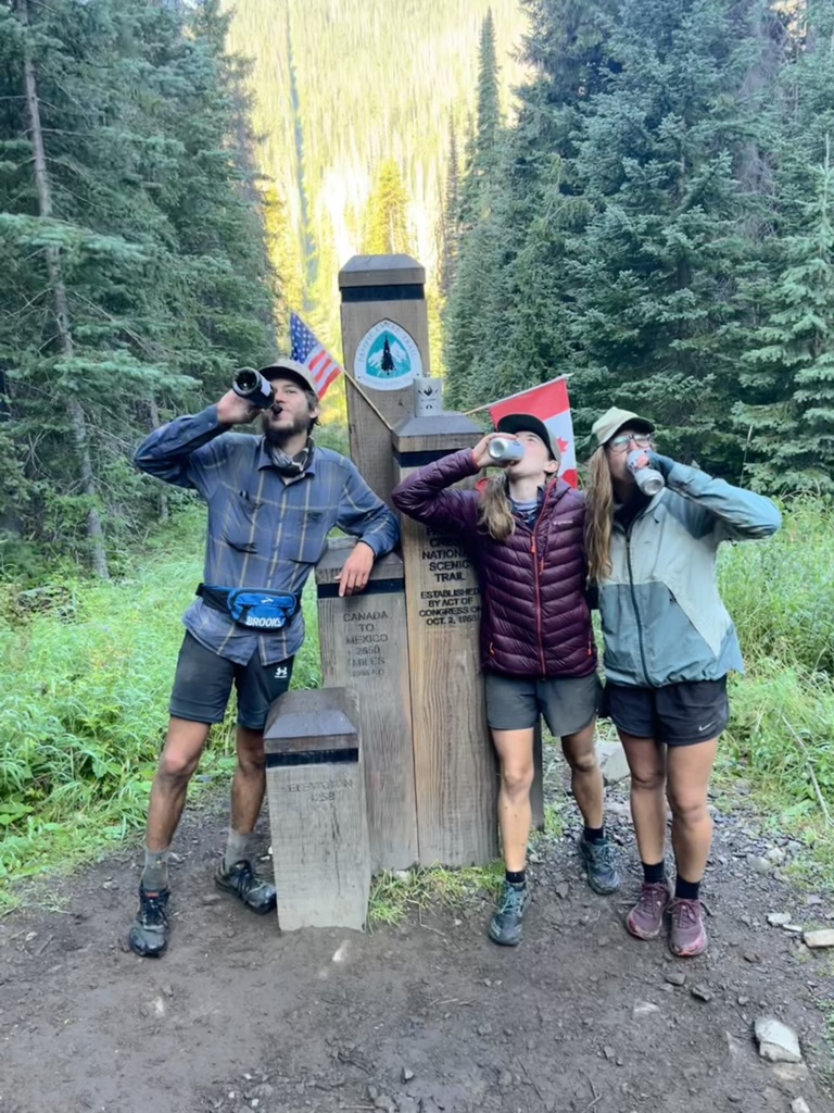 Severní monument (terminus) na hranici USA a Kanady. Oslavujeme konec této cesty. Pacific Crest Trail, Washington, USA.
