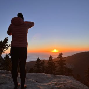 Západ slunce společně s inverzí, pod vrcholem San Jacinto, který je první třítisícovou horou na trase. Pacific Crest Trail, Kalifornie, USA.