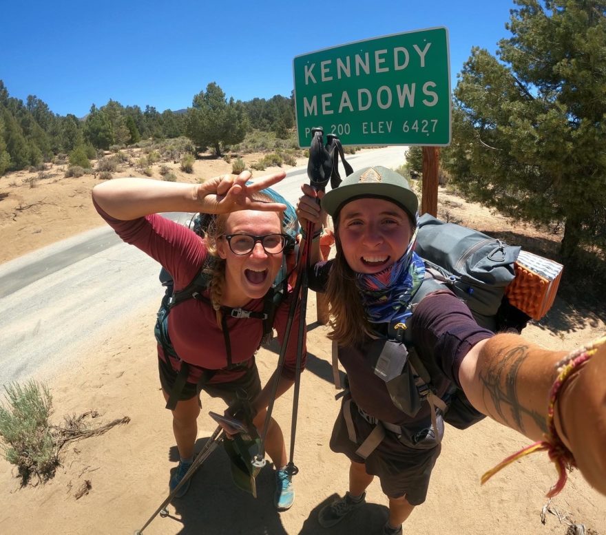 Kennedy Meadows. Každý, kdo sem dojde, je přivítán bouřlivým potleskem od ostatních hikerů. Panuje zde velmi přátelská a uvolněná atmosféra. Zároveň se zde všichni chystáme na následující úsek přes Sierru. Pacific Crest Trail, Kalifornie, USA.