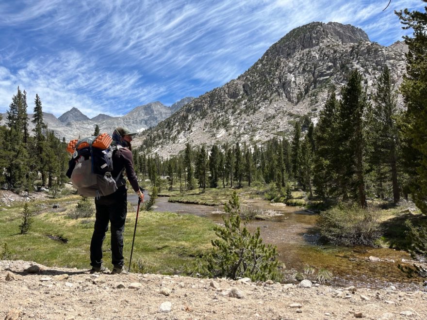 Jezera zdobí několik údolí v žulovém pohoří Sierra Nevada. Pacific Crest Trail, Kalifornie, USA.