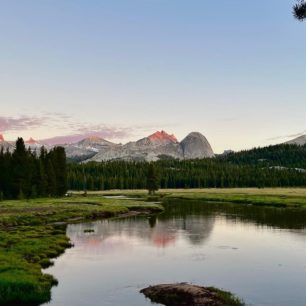 Pacific Crest Trail protíná také národní park Yosemite. Pacifická hřebenovka, USA.