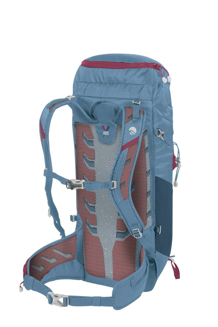 Batoh Ferrino Agile 35 s perfektně odvětraným zádovým systémem.