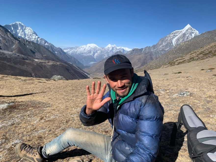 Usměvavý nosič "Zamag" (Jhamak Bahadur Basnet) z vesnice Bung v podhůří. Nepál