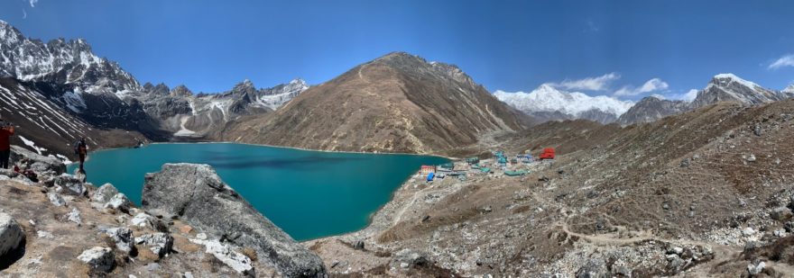 Jezero Gokyo Lake (4.750 m), uprostřed Gokyo Ri (5.357 m), vpravo jižní stěna Cho-Oyu (8.201 m)