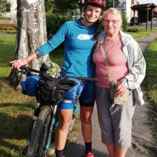 Bikepackerka Liby Rodová s babičkou