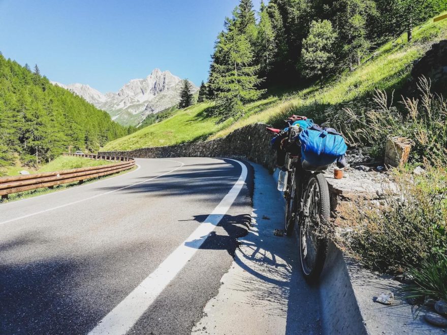 Bikepackerka Liby Rodová na kole projela ČR, Rakousko, Itálii, dokonce dojela až k Ženevskému jezeru