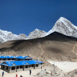 Gorakshep (5.164 m), v pozadí Kalapathar (5.648 m) a Pumori (7.138 m). Trek přes 3 sedla kolem Everestu, Nepál
