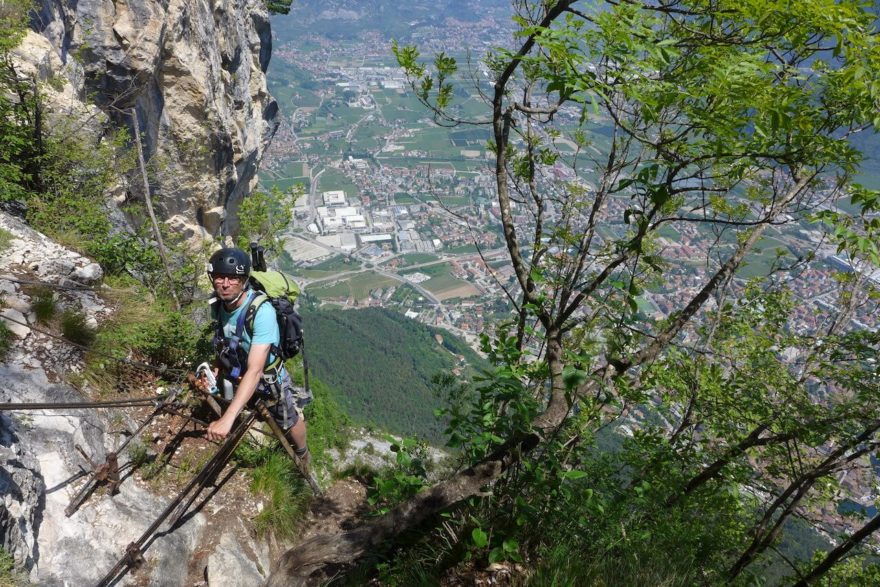 Ferata Amicizia v překladu cesta přátelství se skládá ze soustavy žebříků, které měří dohromady přes 70 metrů