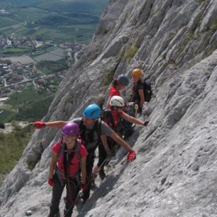 Che Guevara je ferata v okolí Lago di Garda, vede majestátní stěnou, ve které strávíte čtyři hodiny a vystoupáte 1200 výškových metrů