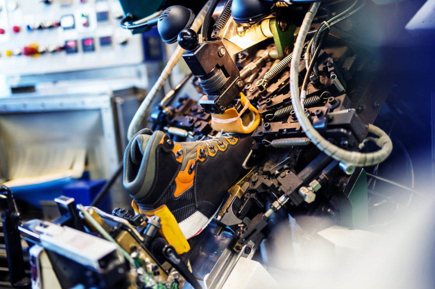 Výroba bot značky LOWA v německém Jetzendorfu.