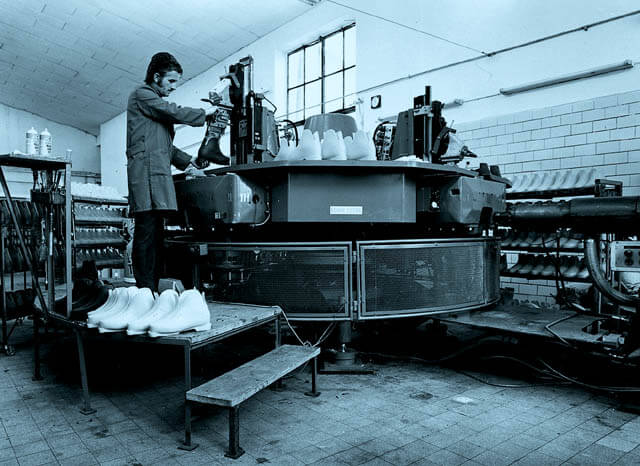 První vstřikovací lis firmy LOWA.