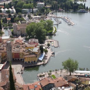 městečko Riva del Garda v blízkosti Lago di Garda