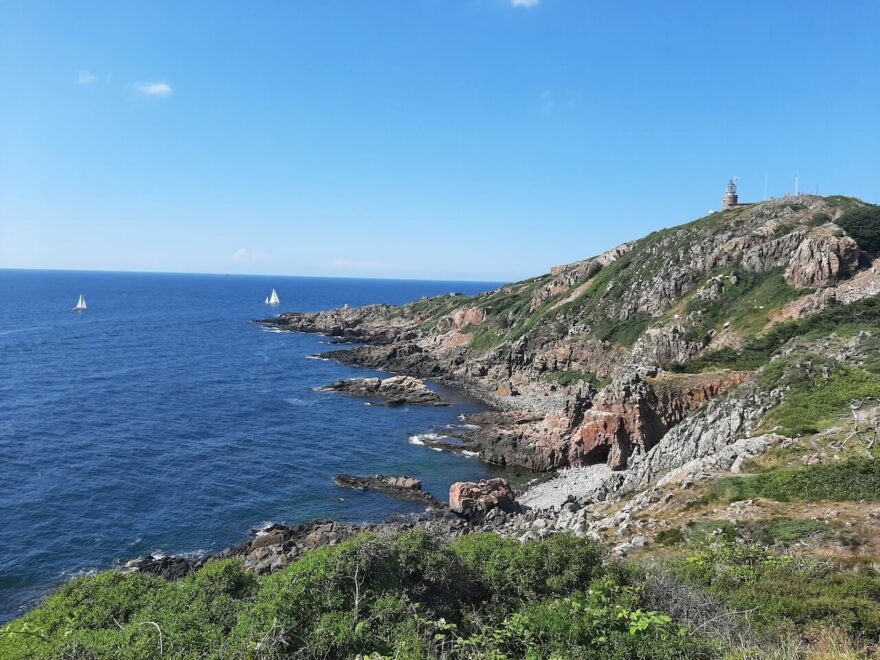 Divoké útesy na poloostrově Kullaberg, Švédsko.