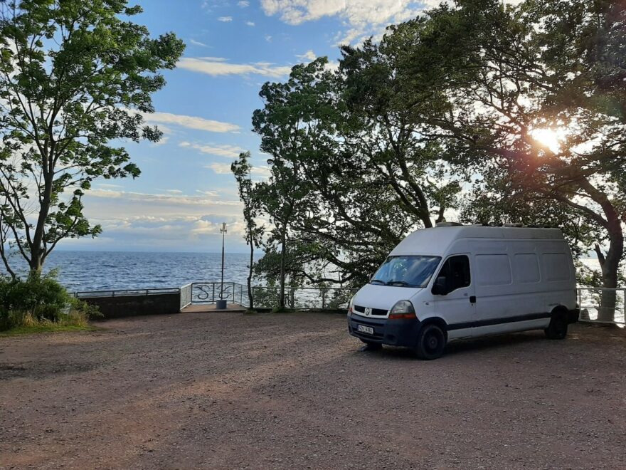 Parkoviště u tábořiště Stocklycke hamn v přírodní rezervaci Omberg jižně od Vadsteny, Švédsko