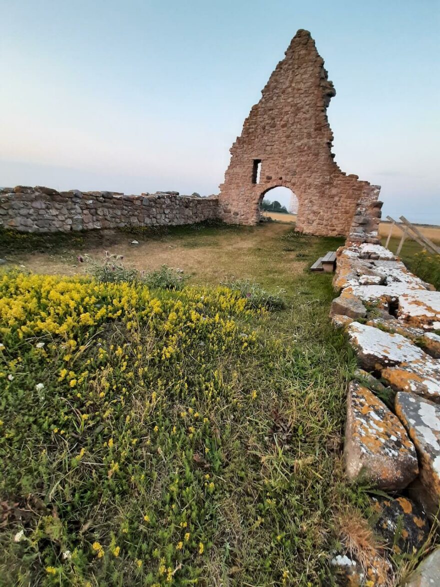Ruiny kaple sv. Brigitty a kamenný kříž na ostrově Öland ve Švédsku