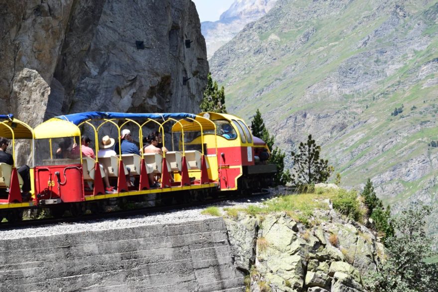 Horská železnice spojuje horní stanici lanovky z Fabréges a jezero Lac d´Artouste, Parc national des Pyrénées, Pyreneje, Francie