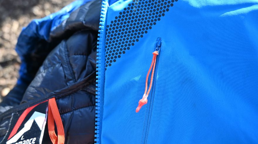 Detail zipu a táhla hrudní kapsy na bundě NORTHFINDER BESKYDOK