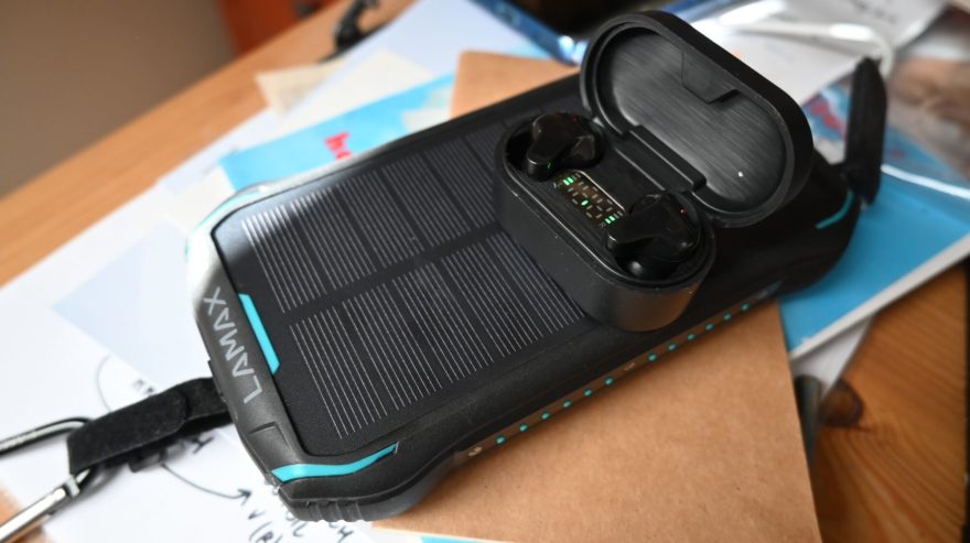 Dobíjení sluchátek s powerbankou LAMAX JOURNEY 26800 mAh