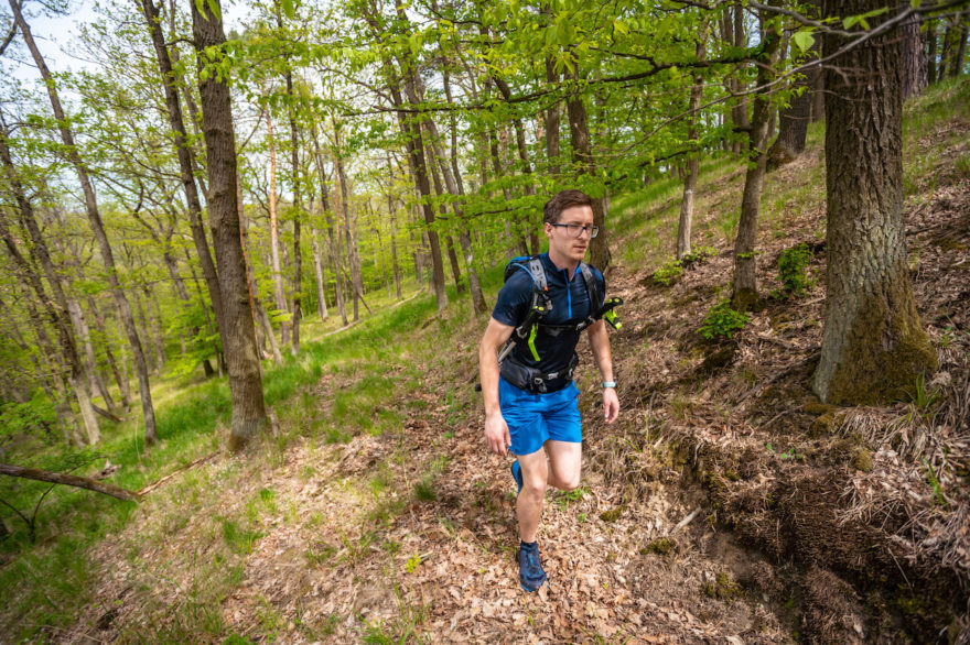 Turistický batoh FH 900 14 + 5 l značky Quechua od Decathlonu