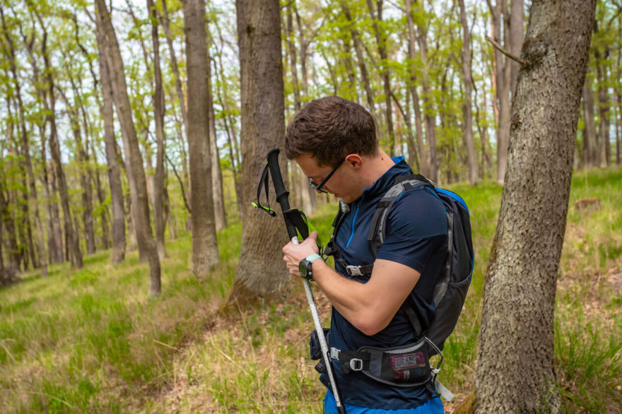 Turistický batoh FH 900 14 + 5 l značky Quechua od Decathlonu je skvělým partákem při fask hikingu