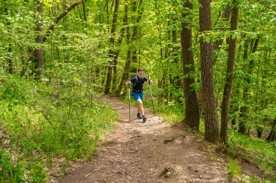 Turistický batoh FH 900 14 + 5 l značky Quechua od Decathlonu je skvělým partákem při fask hikingu