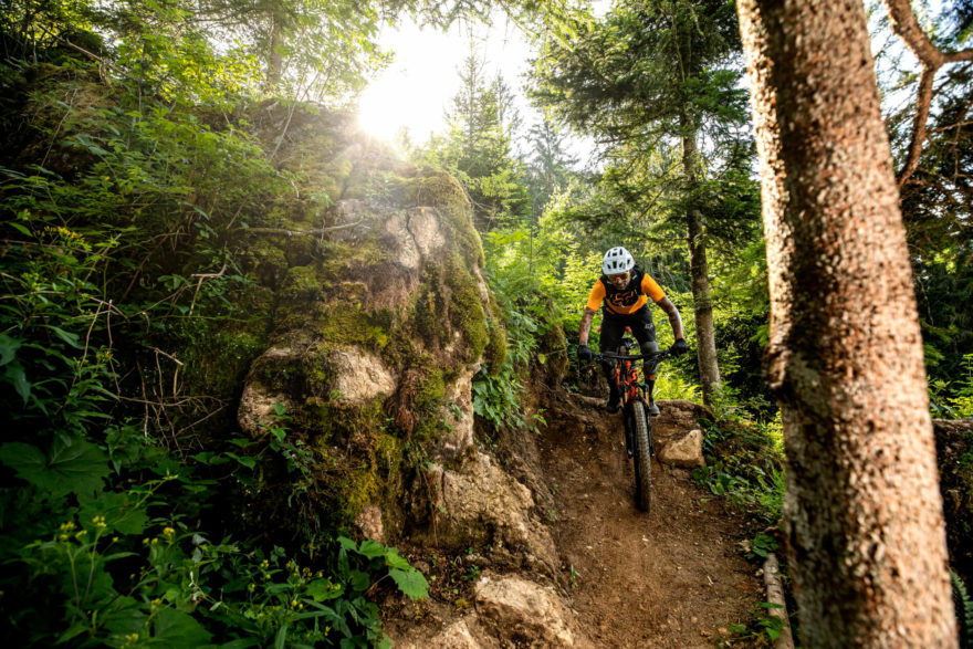 Epic Bikepark Leogang. Saalbach Hinterglemm nabízí 80 km trailů, 9 lanovek a 7 hor. Kitzbühelské Alpy, Rakousko.