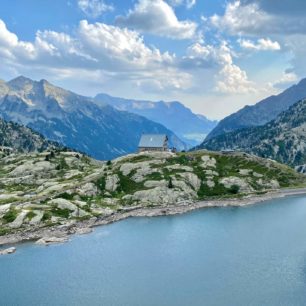 Vodní nádrž a horská chata Refugio de Bachimana nad lázněmi Bonos de Panticosa, Pyreneje, Španělsko.