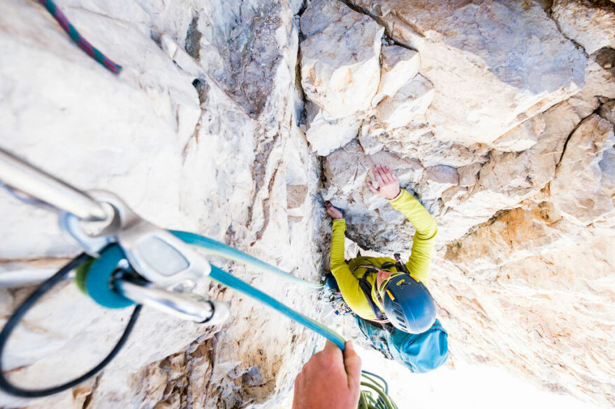 Pro většinu lezců představuje výrazný rozdíl fakt, jestli se jedná o linii odjištěnou borháky po dvou metrech, nebo o tradiční cestu, kterou si musíte kompletně odjistit sami