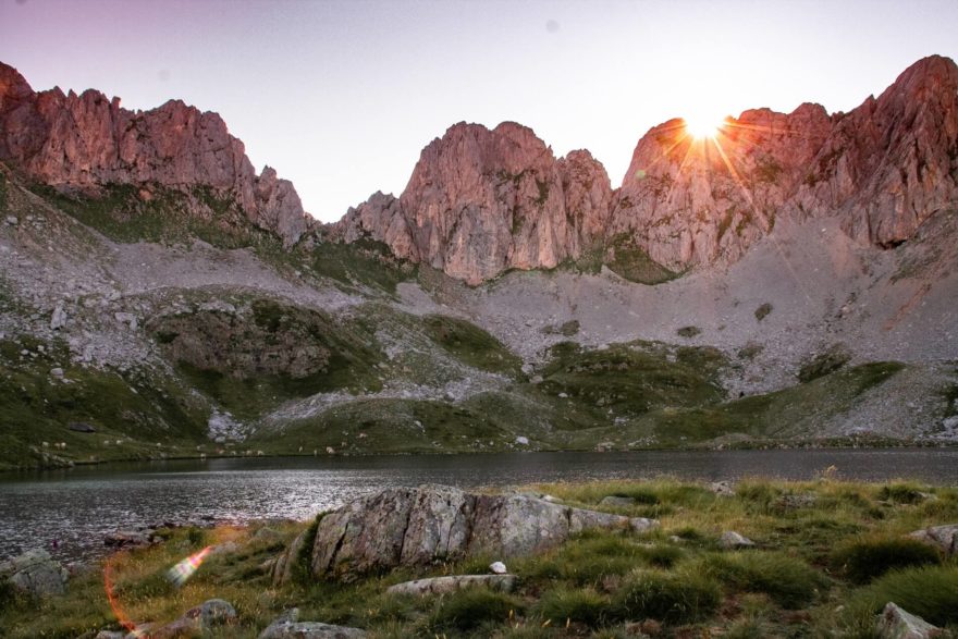 Horská romantika u horského jezera. Ibon, Pyreneje, Španělsko.