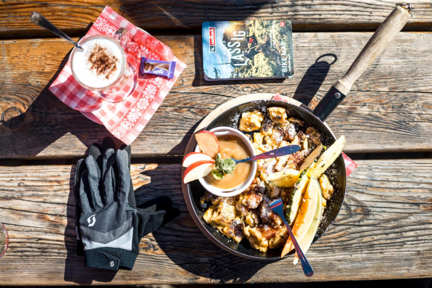 Po namáhavém dni vás v Saalbachu rádi pohostí tradičními dobrotami v jedné ze 40 horských chat v oblasti.