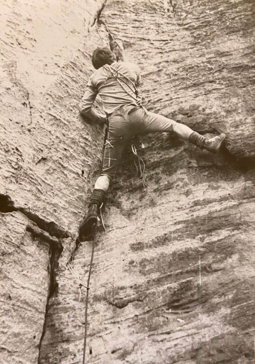 Jindřich Sochor si skálu nejdříve vyfotí a podle fotky maluje TOPO cesty