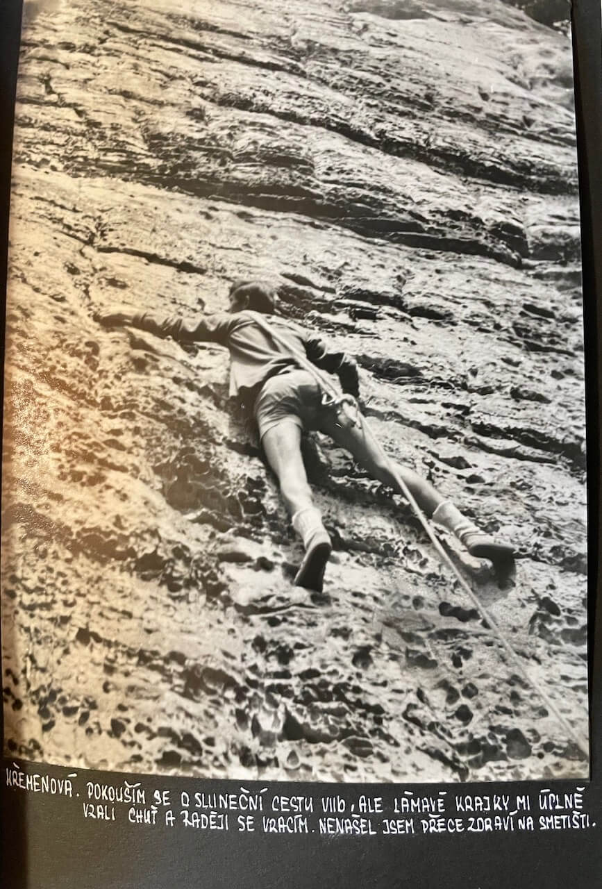 Jindřich Sochor si skálu nejdříve vyfotí a podle fotky maluje TOPO cesty