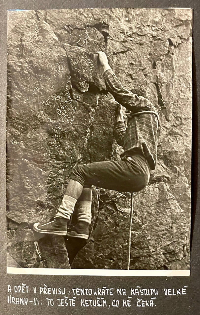 Jindřich Sochor si skálu nejdříve vyfotí a podle fotky maluje TOPO cesty