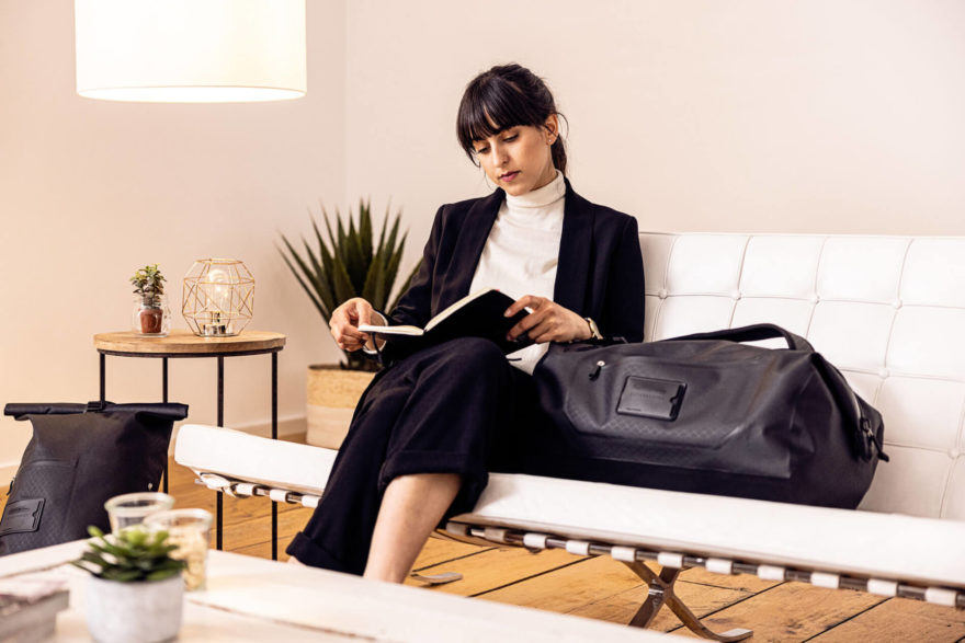 Cestovní taška Ortlieb Duffle Metrosphere zvládne drsné podmínky, její elegantní design zazáří i na pracovní schůzce.