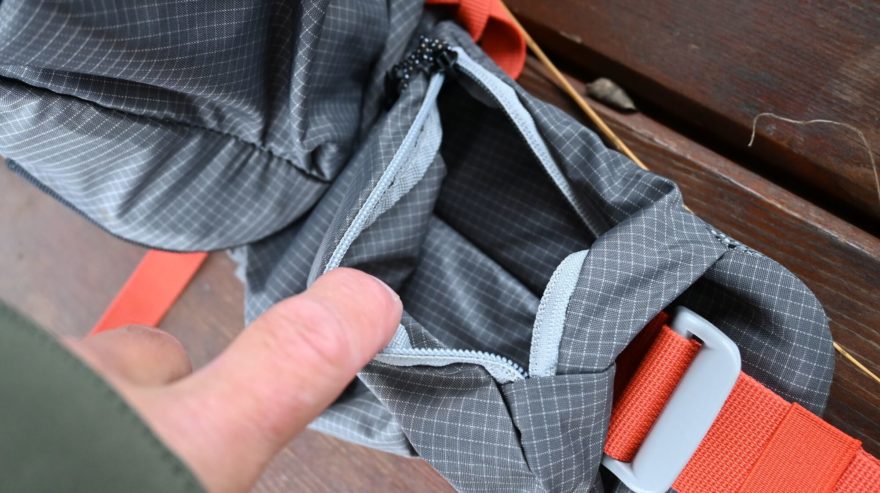 Objemné kapsy na bederním pásu batohu FORCLAZ MT900 UL