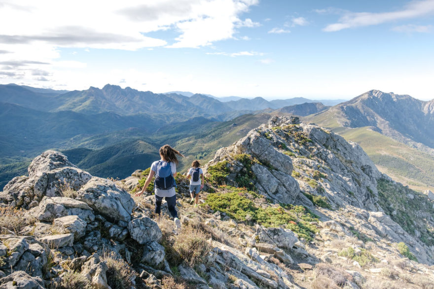 Značka Quechua představuje specializované vybavení pro fast hiking: řadu FH 500 pro méně náročné uživatele a specializovanou řadu FH 900 pro opravdové fajnšmekry.