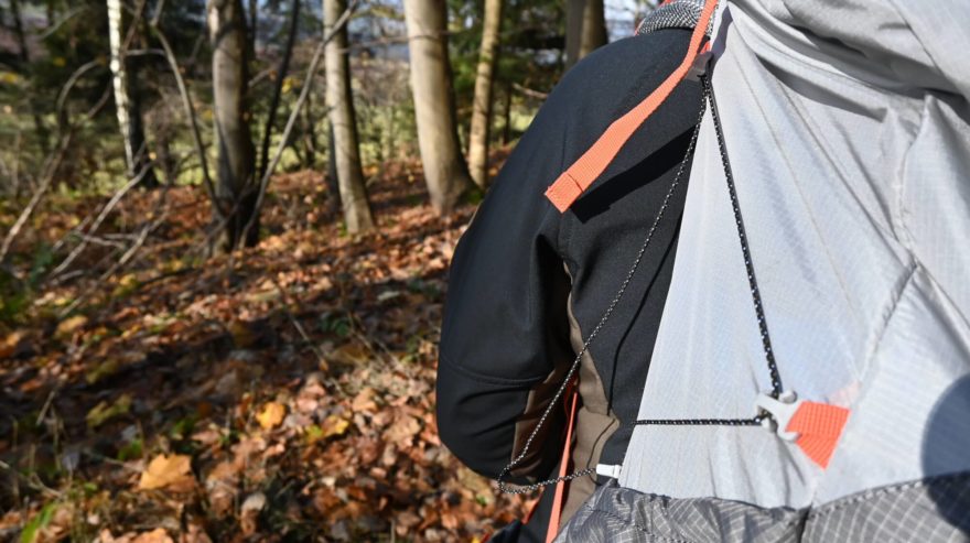 Stahování batohu pomocí pevných šňůr a kladek - FORCLAZ MT900 UL