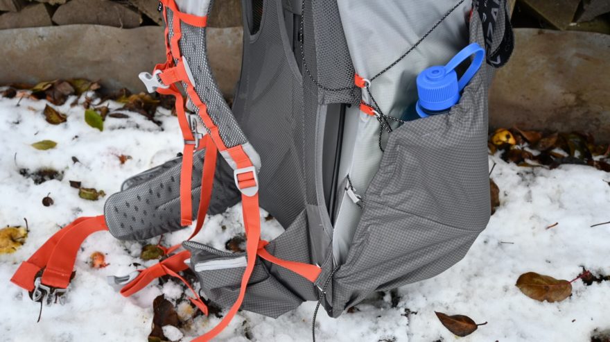 Tato kapsa umožňuje i uložení či vyjmutí vybavení za chůze - FORCLAZ MT900 UL