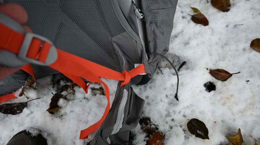 Toto řešení drží bederní pás otevřený a usnadňuje nasazení na záda - FORCLAZ MT900 UL