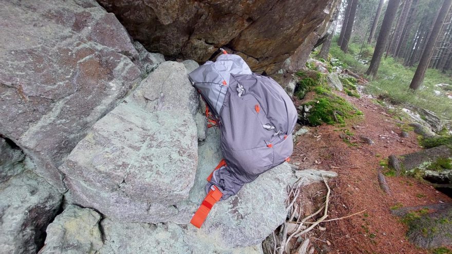 Veliké kapsy umožňují uložení spousty vybavení, které má být po ruce - FORCLAZ MT900 UL